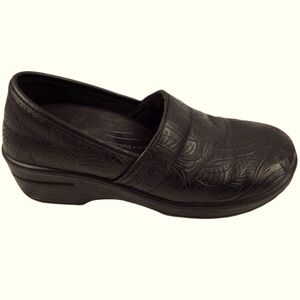 Black size 9, women’s work shoes, slip resistant